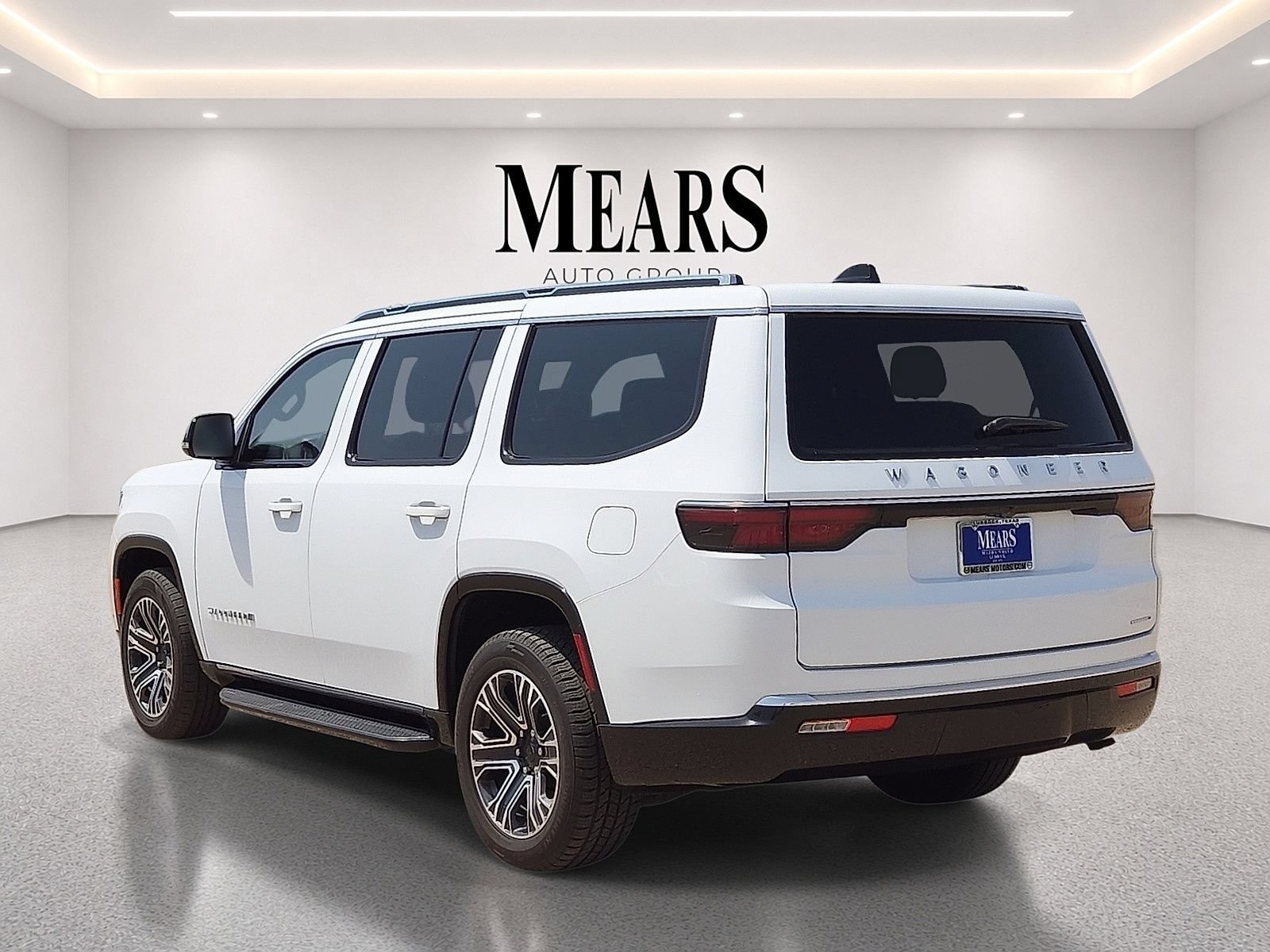 Used 2024 Jeep Wagoneer Series II w/ Flexible Seating Group RWD image 3