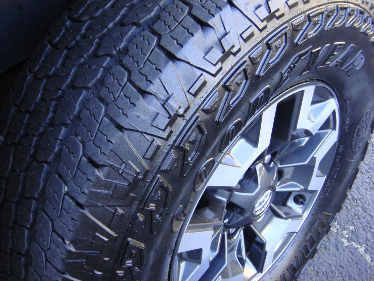 Used 2023 Toyota Tacoma TRD Off-Road image 24