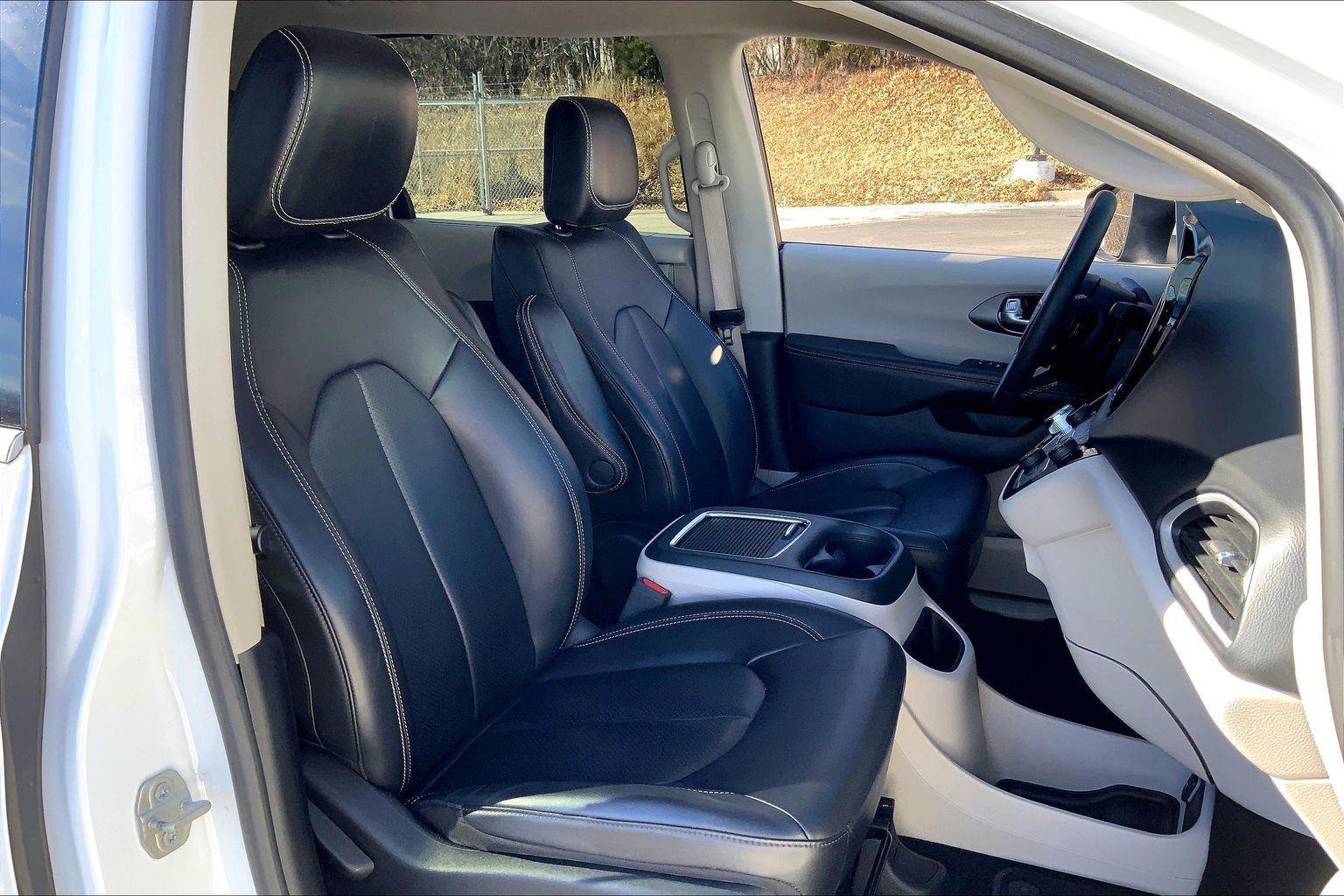 Used 2023 Chrysler Pacifica Touring-L image 7