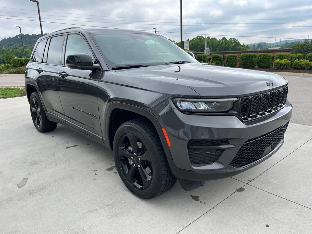 Used 2025 Jeep Grand Cherokee Altitude AWD/4WD image 30