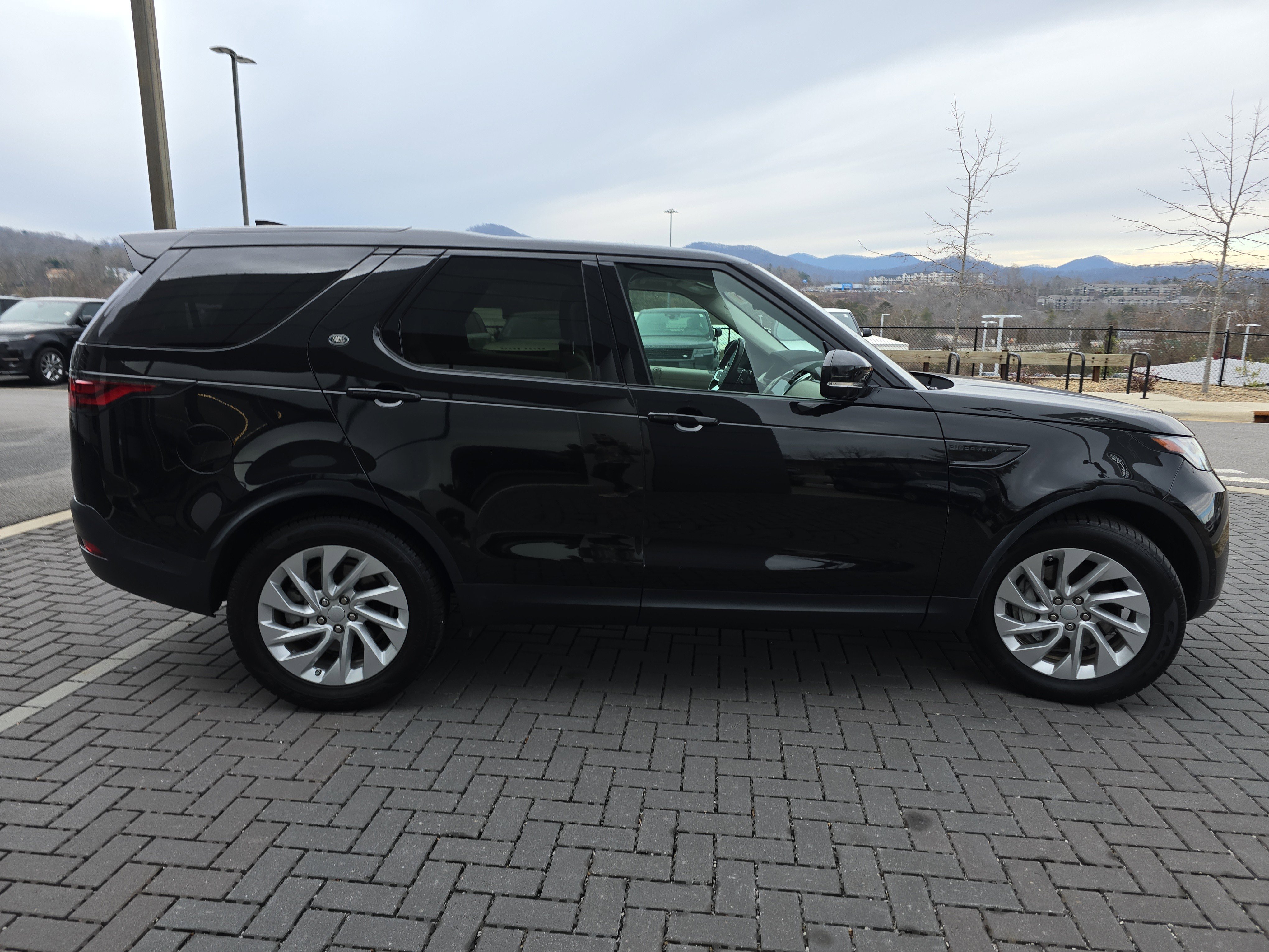 Used 2021 Land Rover Discovery S image 4