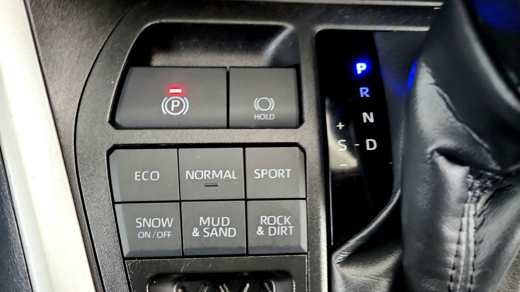 Certified 2025 Toyota RAV4 XLE AWD/4WD image 33