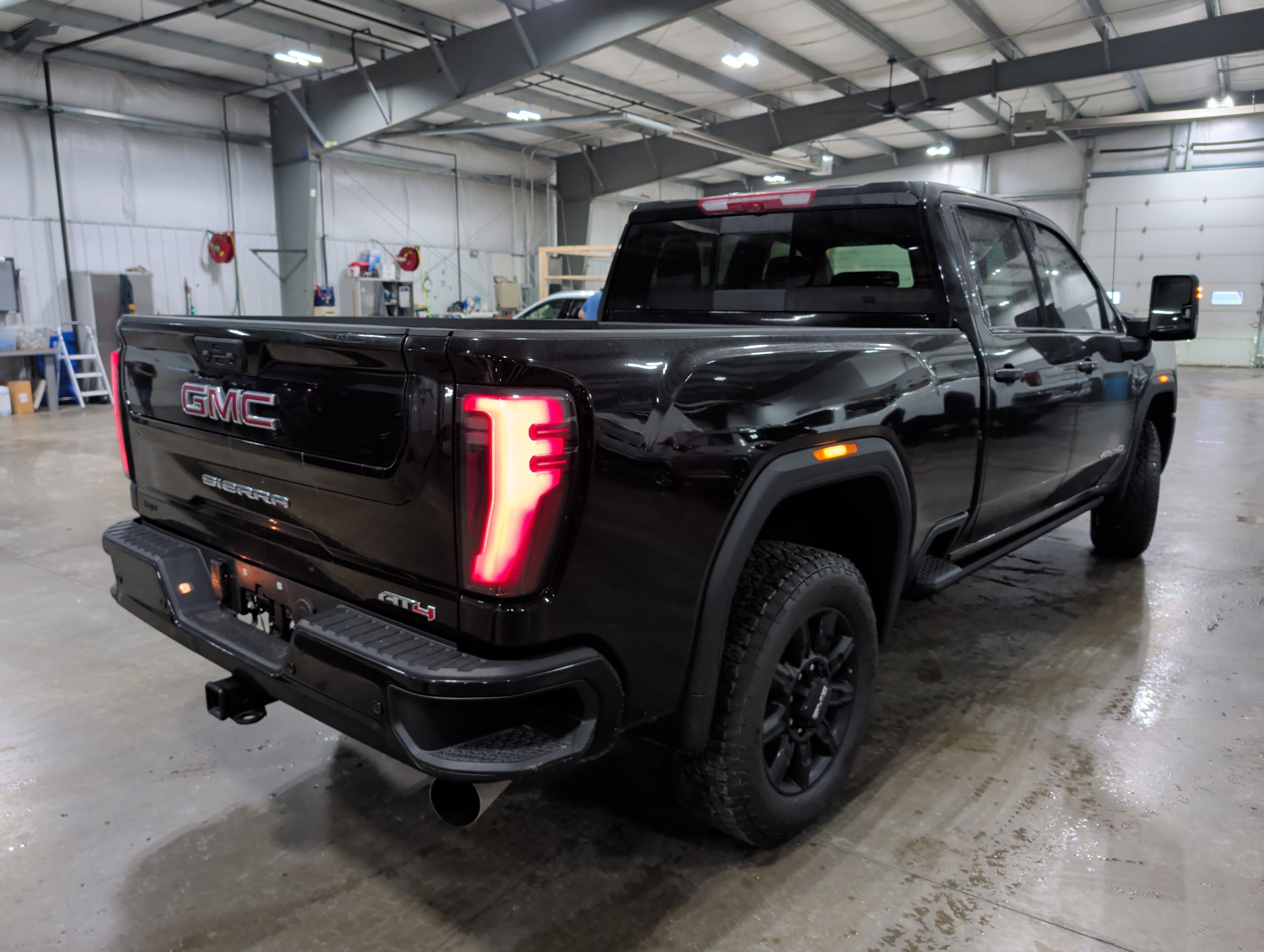 Used 2025 GMC Sierra 2500 AT4 image 3