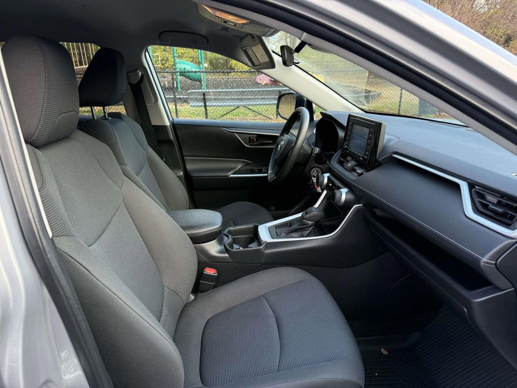 Used 2021 Toyota RAV4 LE image 15