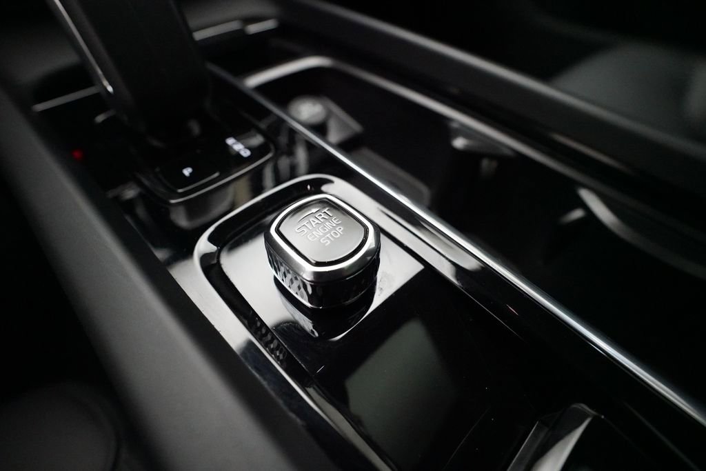 Used 2025 Volvo V60 B5 Cross Country Plus image 31