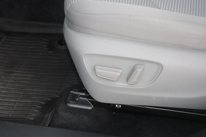 Used 2022 Toyota Highlander LE AWD/4WD image 11