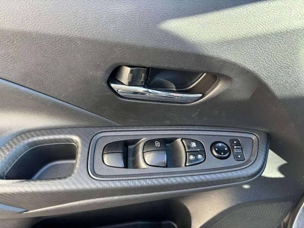Used 2025 Nissan Versa SV FWD image 20