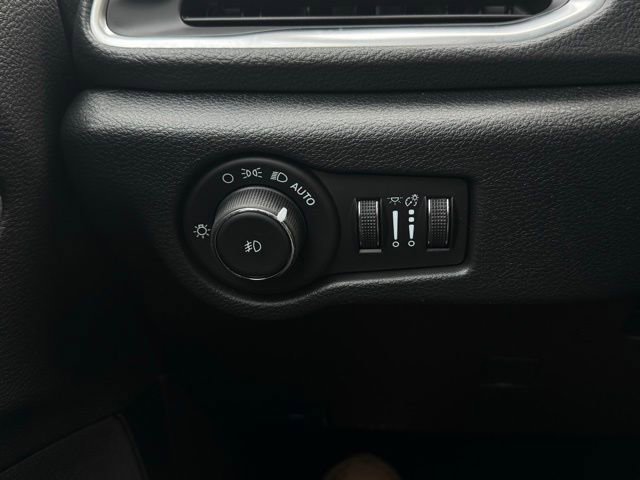 New 2026 Chrysler Pacifica Limited w/ Uconnect Theater Family Group image 35