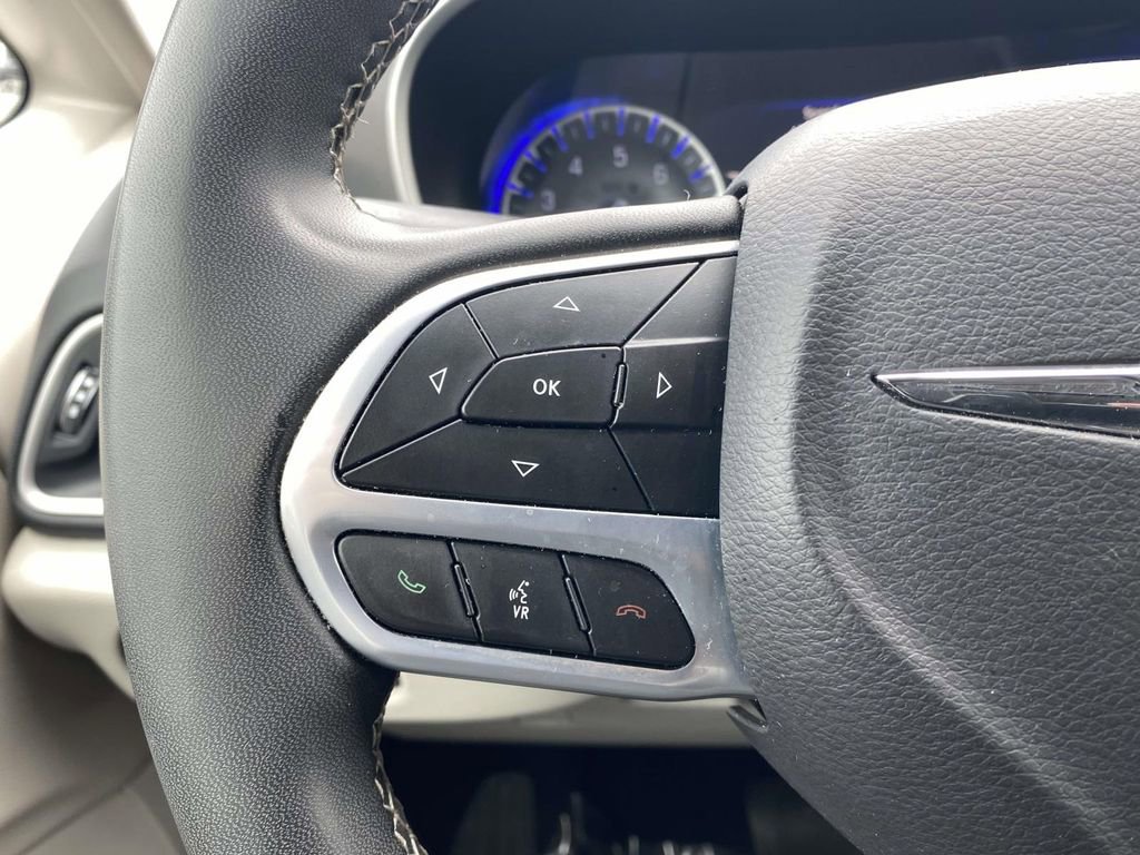 Used 2023 Chrysler Pacifica Touring-L image 19