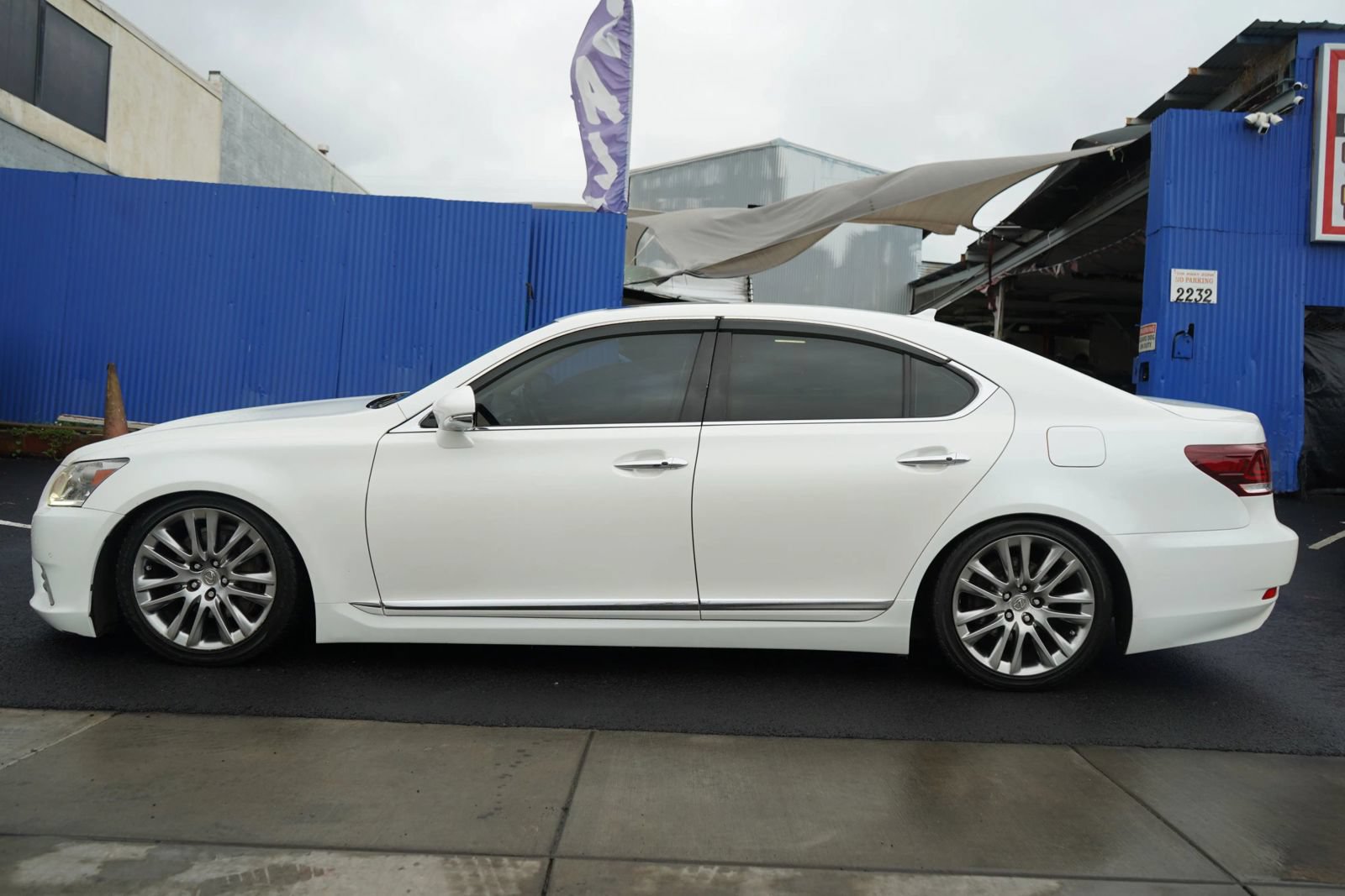 Used 2013 Lexus LS 460 RWD image 2
