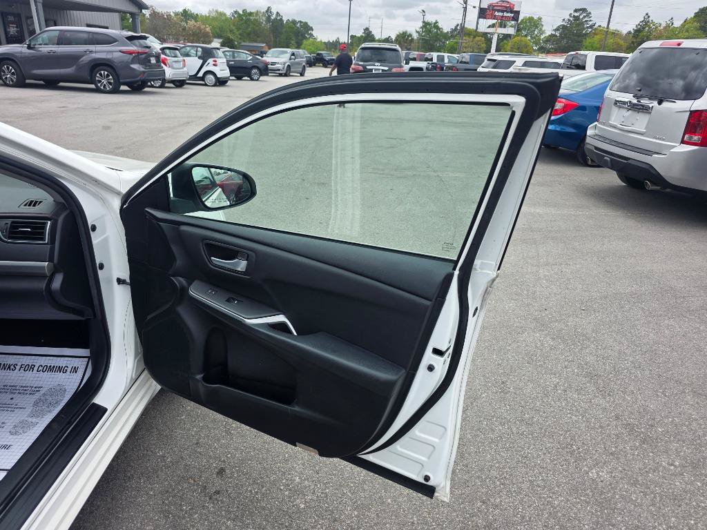 Used 2015 Toyota Camry SE FWD image 10
