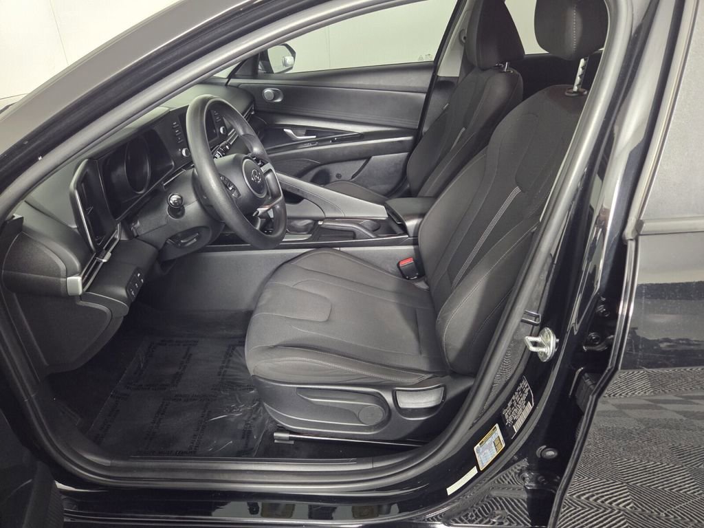 Used 2021 Hyundai Elantra SE image 11