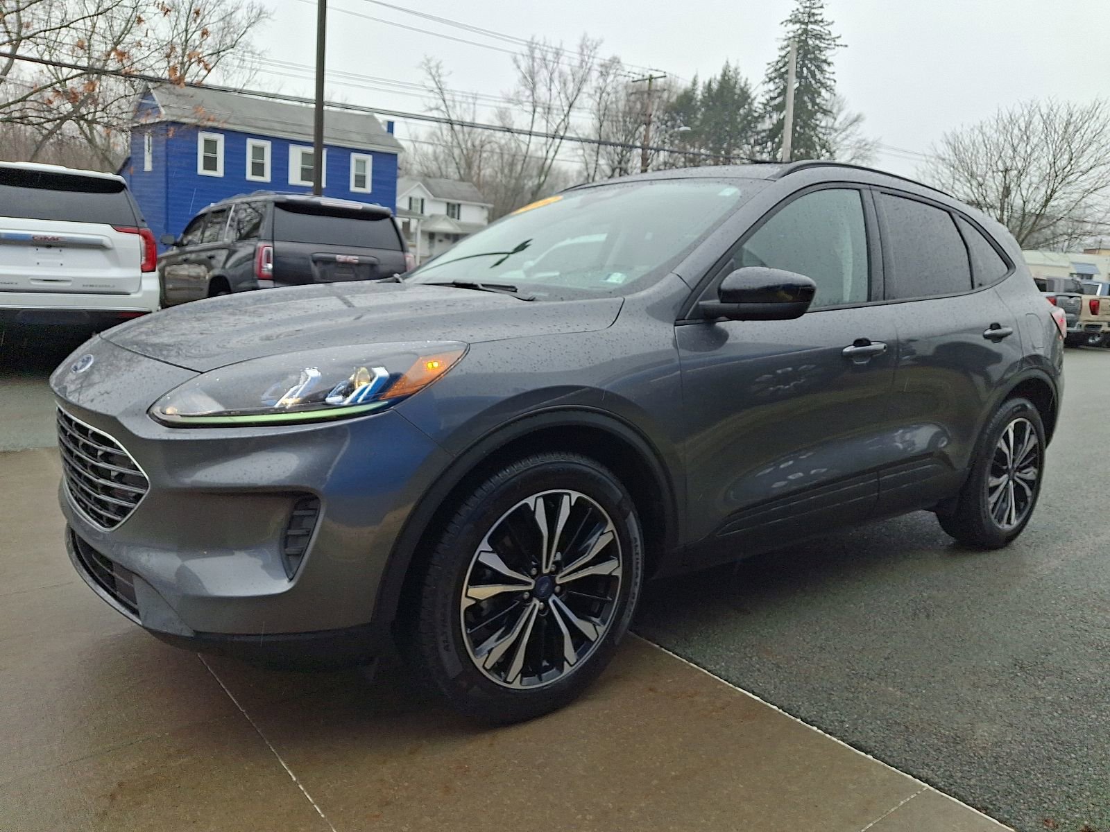 Used 2022 Ford Escape SE w/ SE Sport Appearance Package image 3