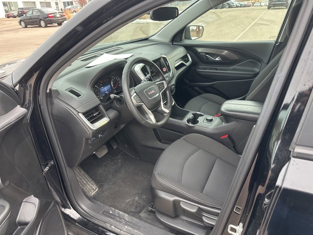 Used 2024 GMC Terrain SLE image 2