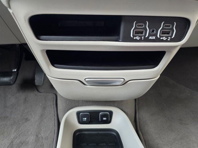 Used 2021 Chrysler Pacifica Touring image 27