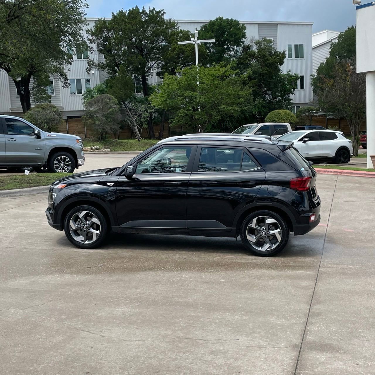 Used 2025 Hyundai Venue SEL FWD image 3