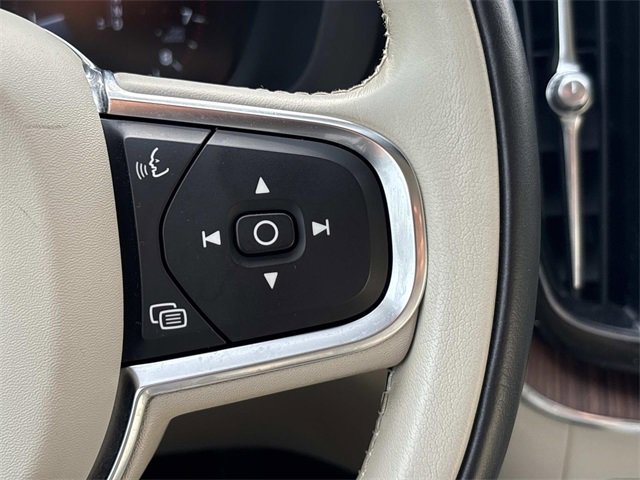 Used 2021 Volvo XC60 T5 Momentum w/ Premium Package image 32