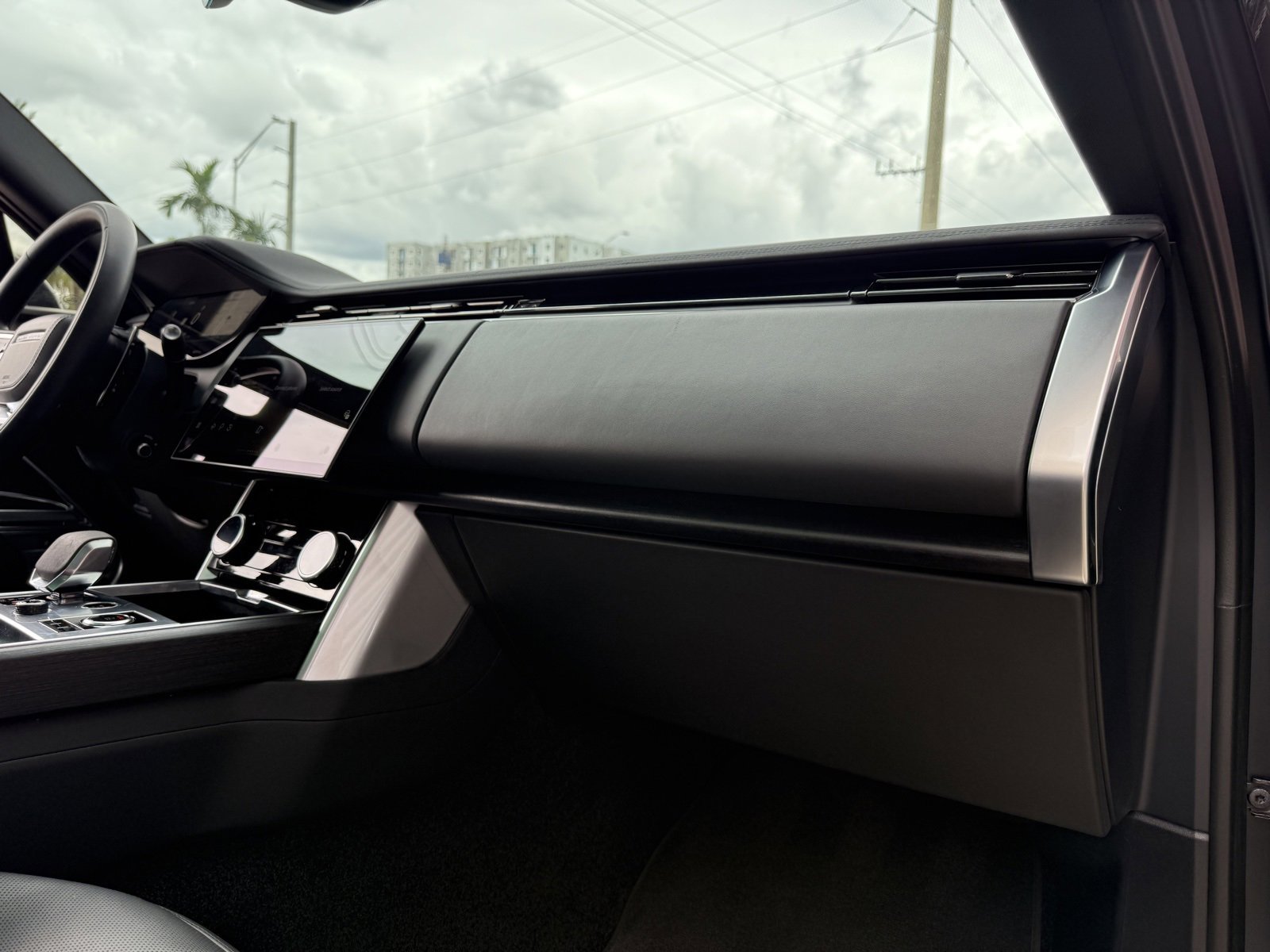 Used 2023 Land Rover Range Rover Long Wheelbase SE image 22