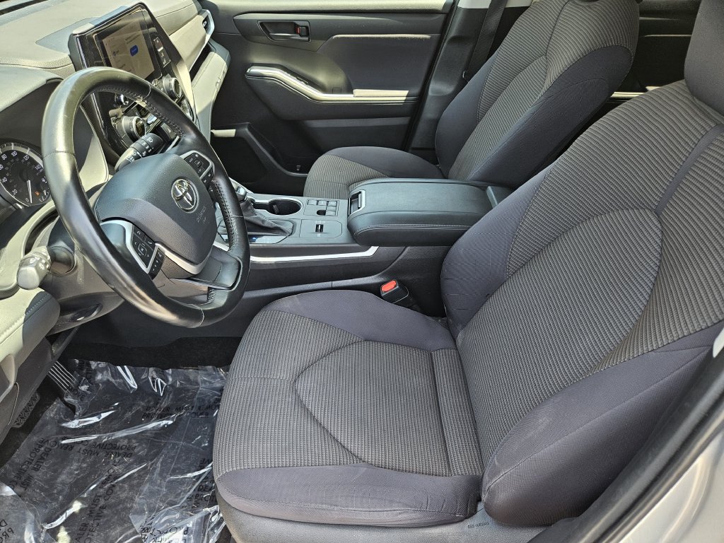 Used 2023 Toyota Highlander LE FWD image 14