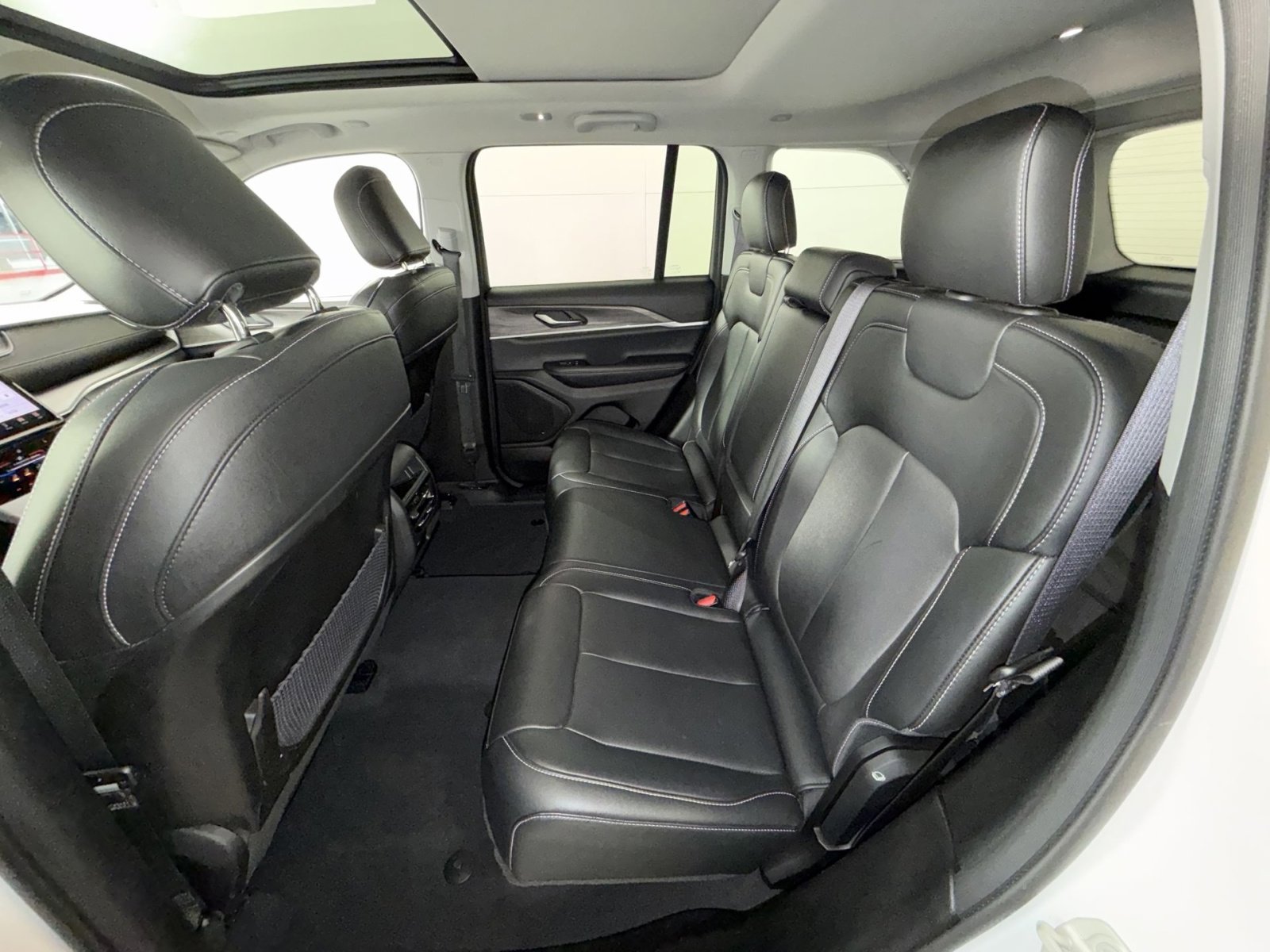 Used 2023 Jeep Grand Cherokee Limited w/ Black Appearance Package image 25