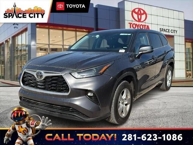 Used 2024 Toyota Highlander LE FWD image 2