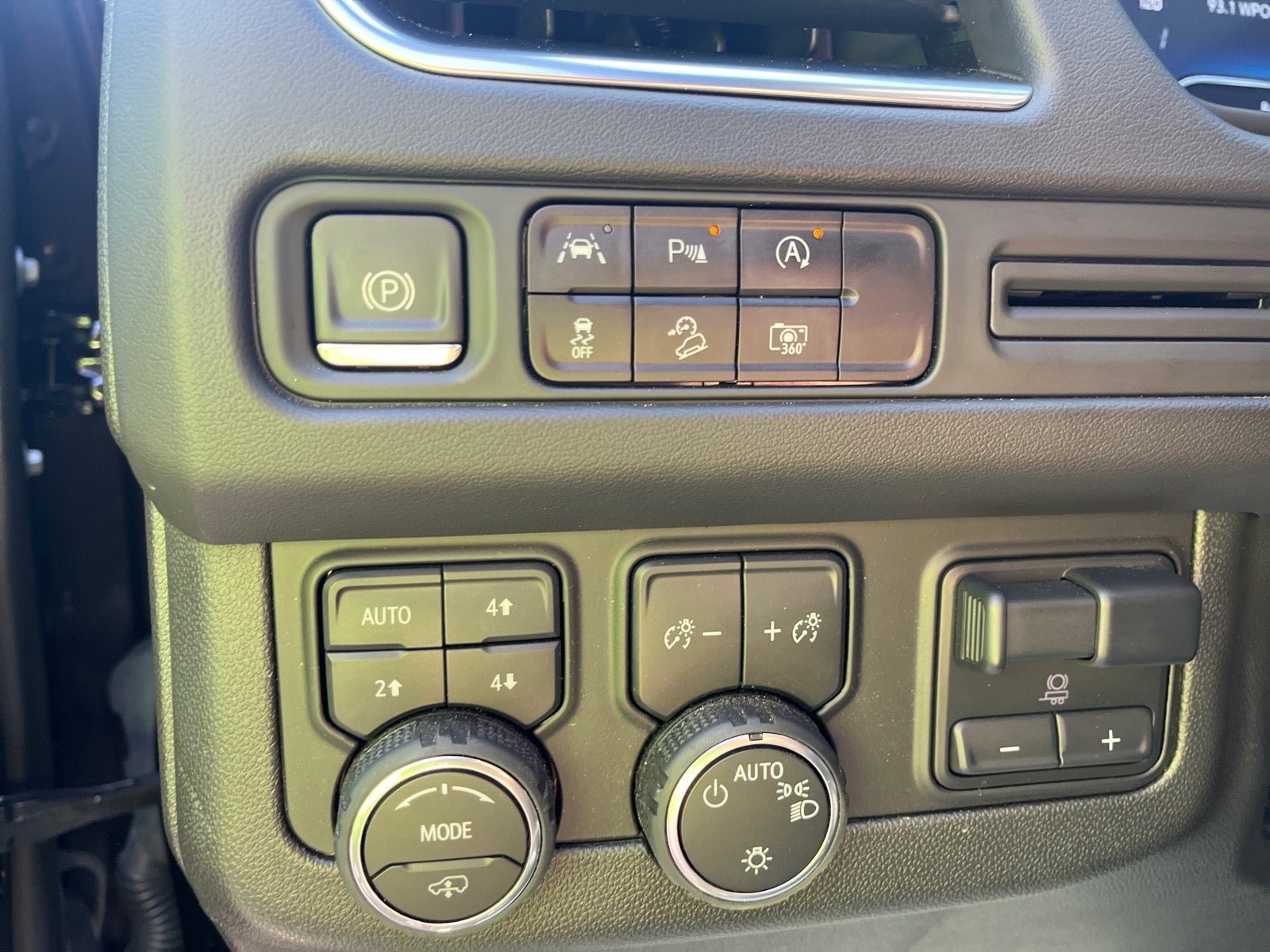 Used 2024 Chevrolet Tahoe Z71 w/ Z71 Off-Road Package AWD/4WD image 25
