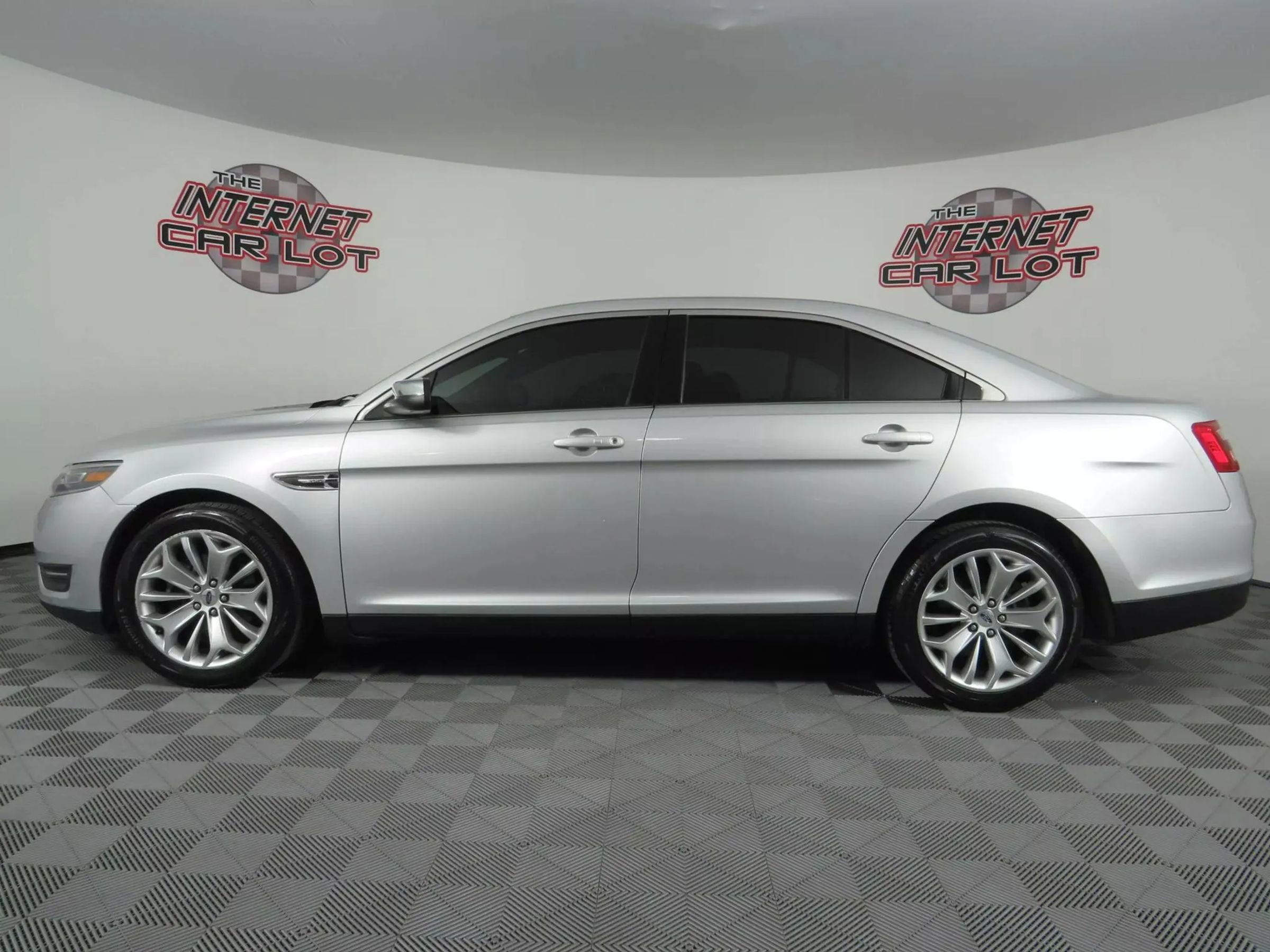 Used 2018 Ford Taurus Limited image 4