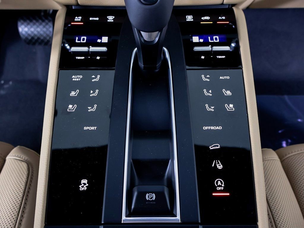 Certified 2025 Porsche Macan image 18