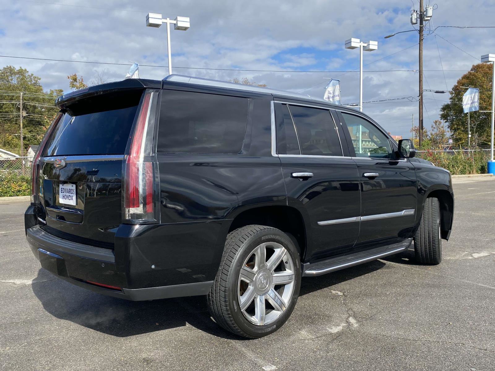 Used 2019 Cadillac Escalade Luxury image 3