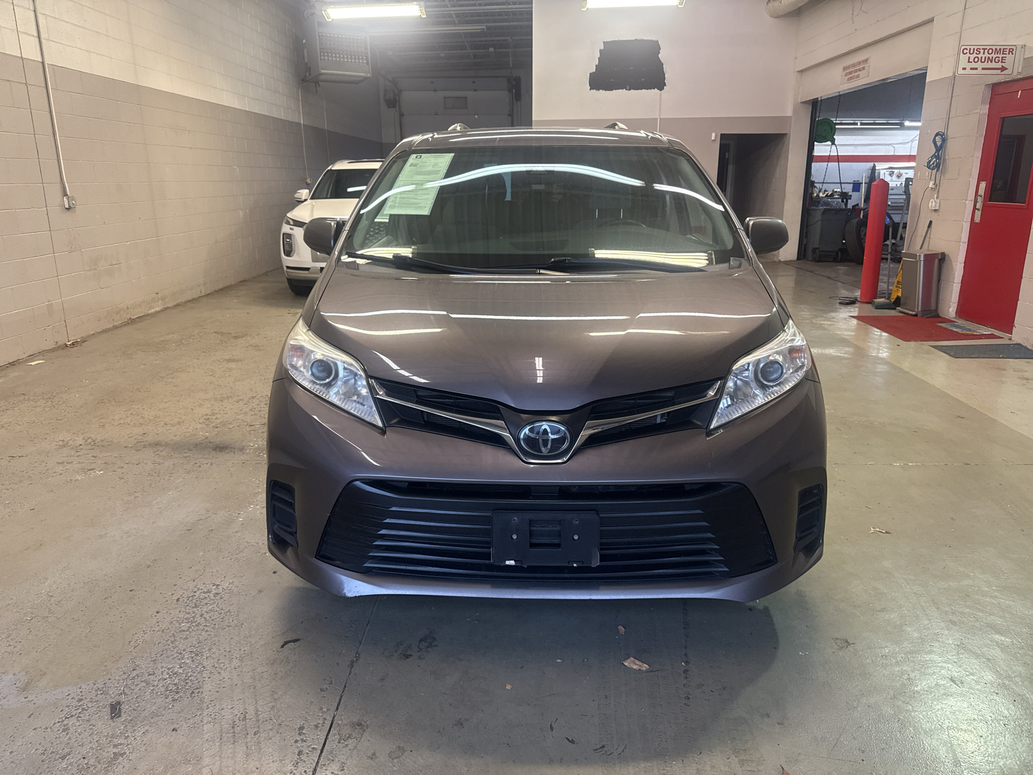 Used 2020 Toyota Sienna LE FWD image 2