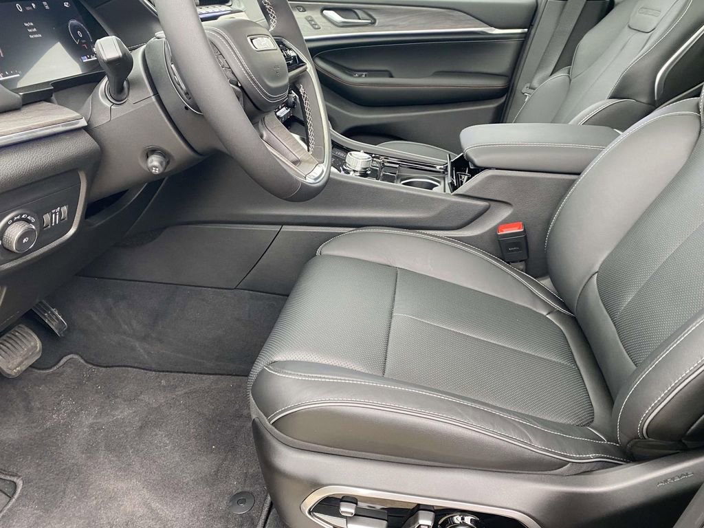 New 2025 Jeep Grand Cherokee Overland w/ Luxury Tech Group IV image 13