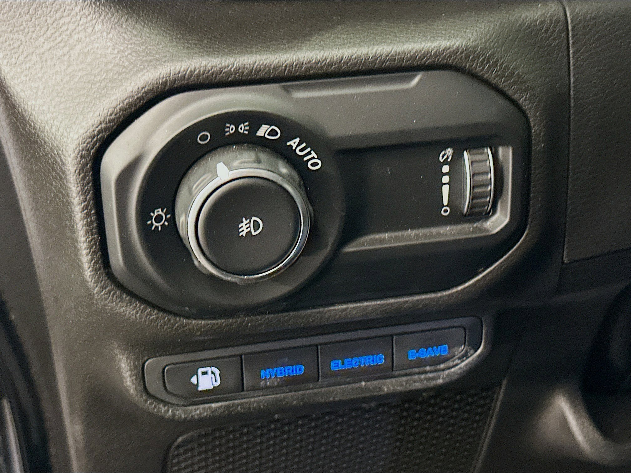 Used 2023 Jeep Wrangler Sahara image 17