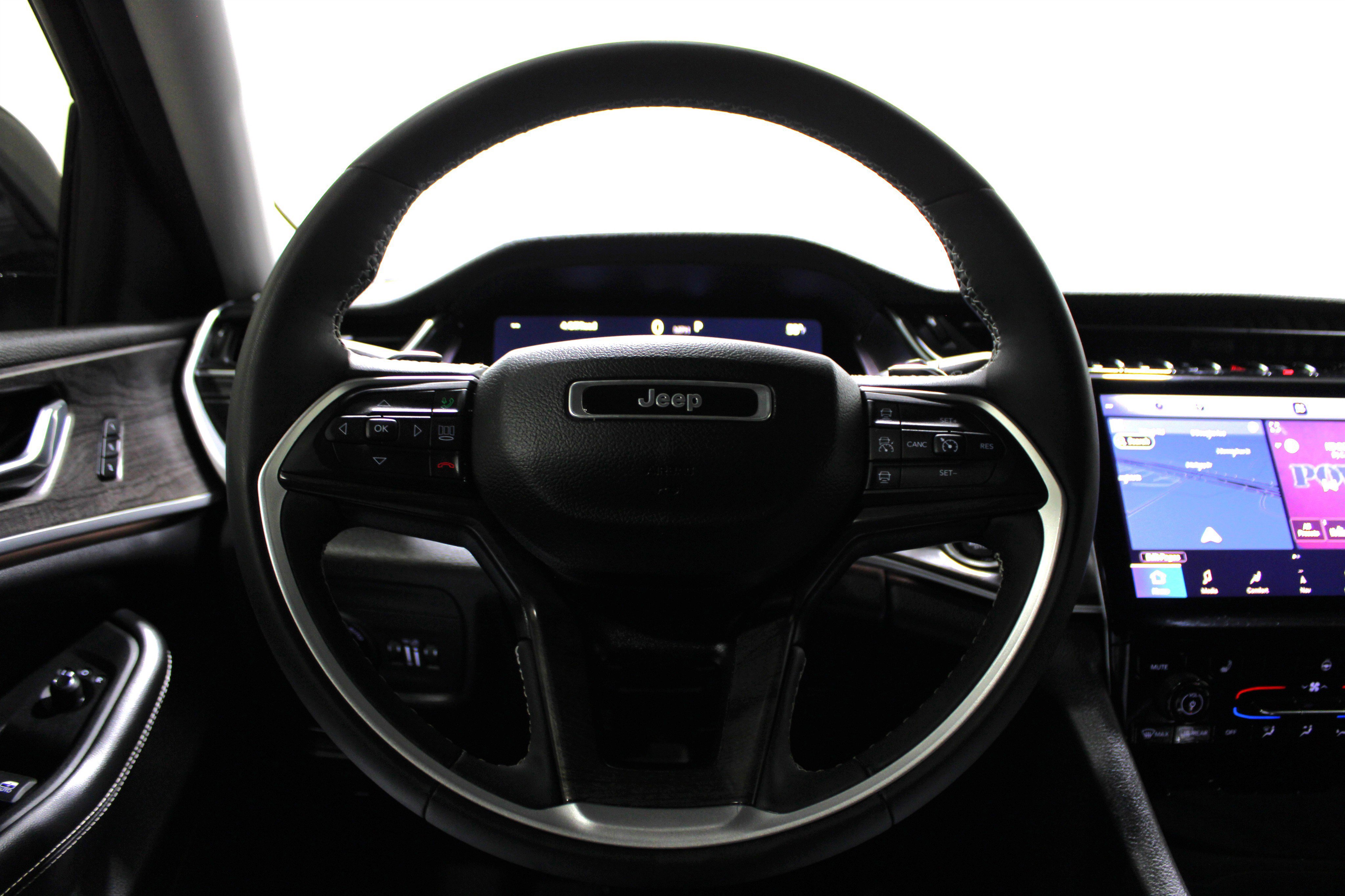 Used 2024 Jeep Grand Cherokee L Limited w/ Black Appearance Package image 10