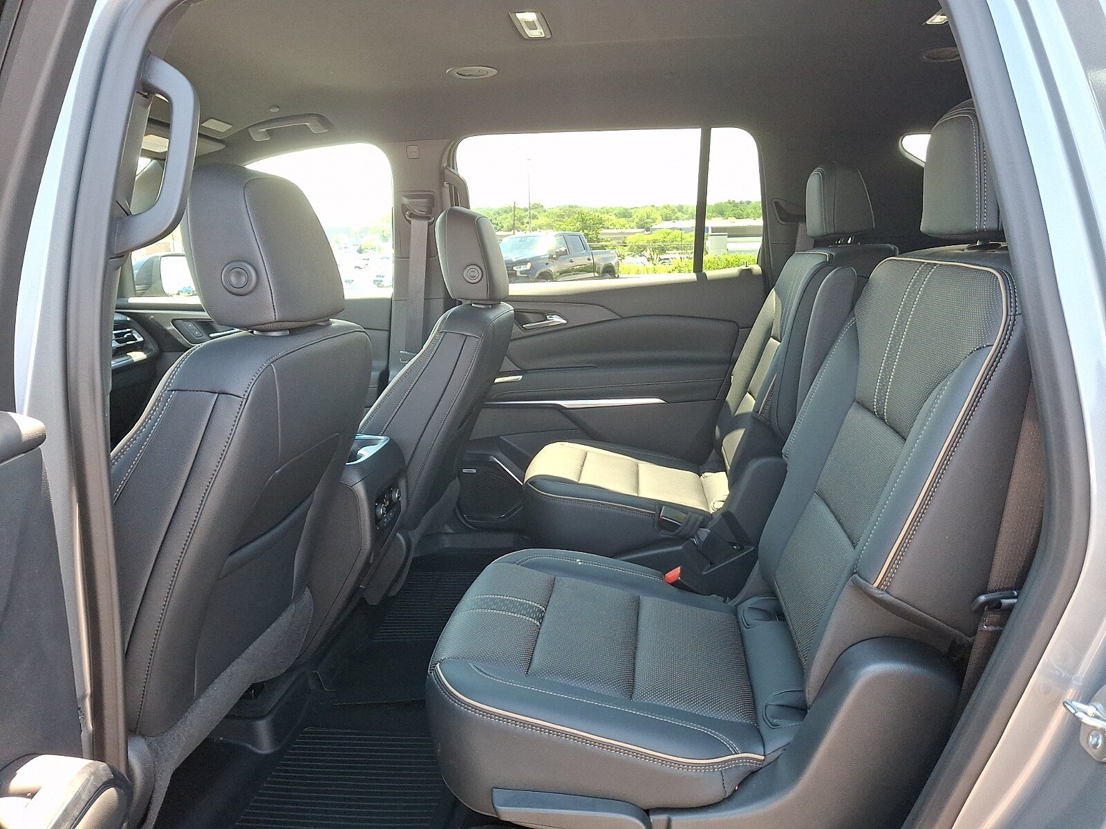 Used 2025 Chevrolet Traverse High Country w/ LPO, Floor Liner Package AWD/4WD image 11