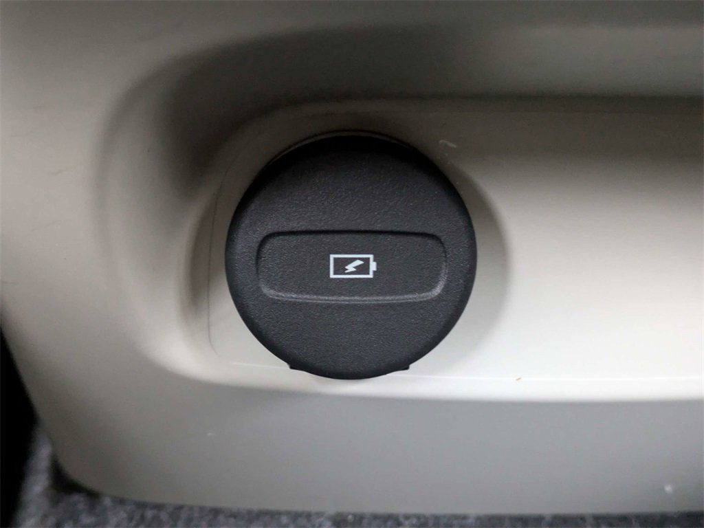 Used 2023 Volvo XC40 B5 Ultimate image 16