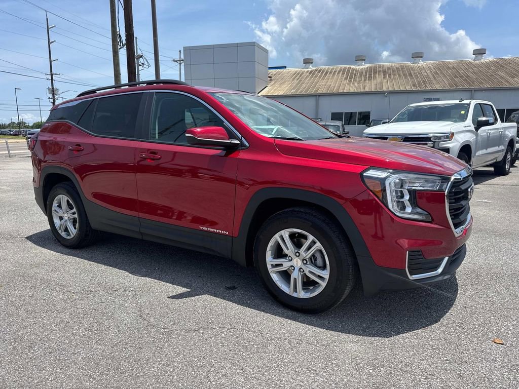 Used 2022 GMC Terrain SLE w/ Driver Convenience Package image 3
