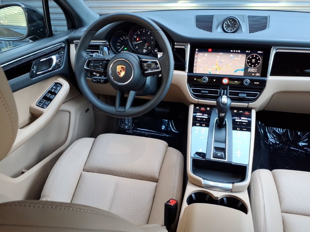 Certified 2026 Porsche Macan AWD/4WD image 19