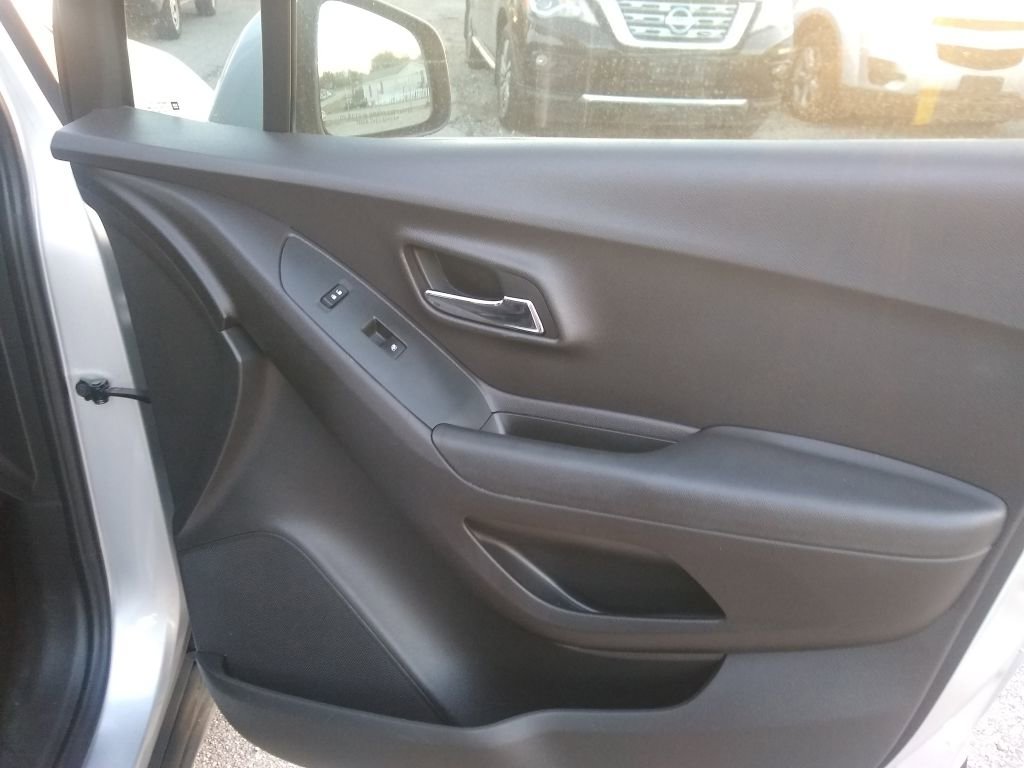 Used 2018 Chevrolet Trax LS image 33