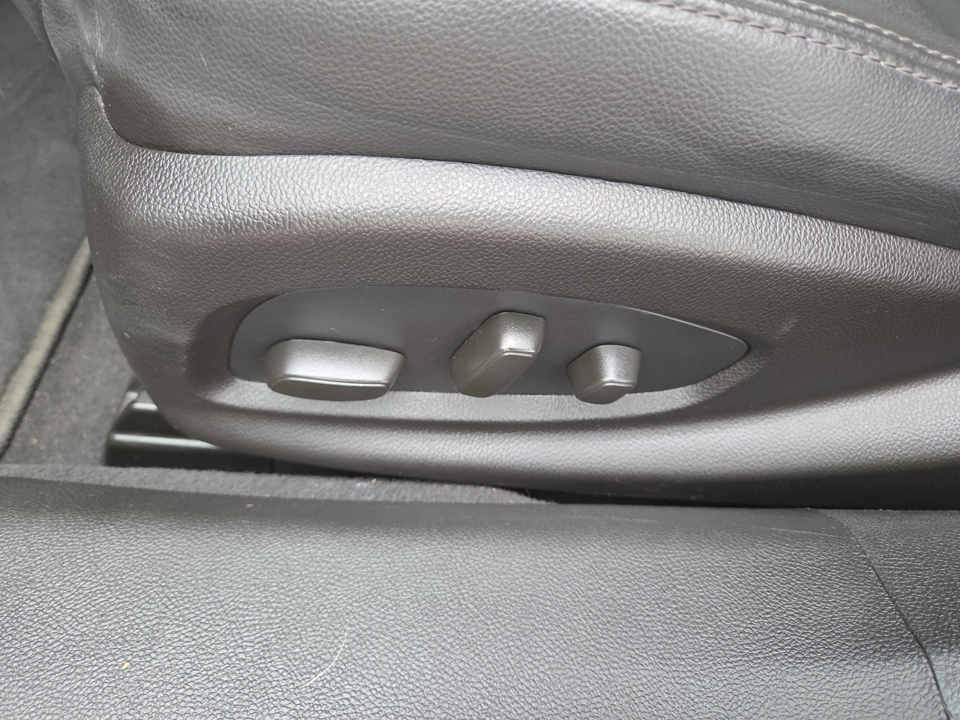 Used 2015 Chevrolet Impala LT w/ Convenience Package image 31