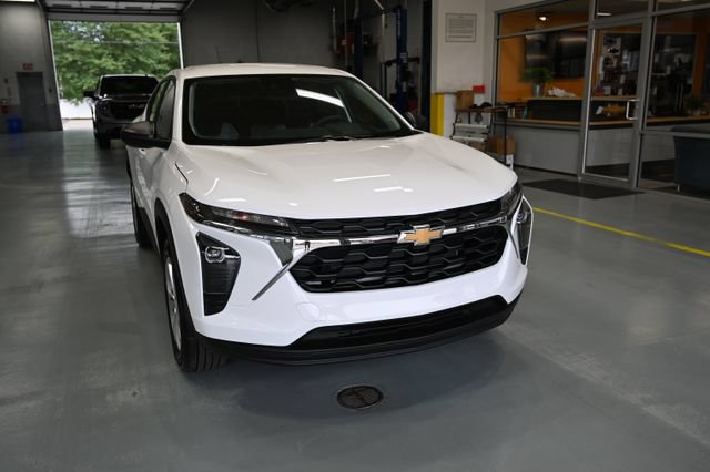 New 2026 Chevrolet Trax LS w/ Driver Confidence Package FWD image 3