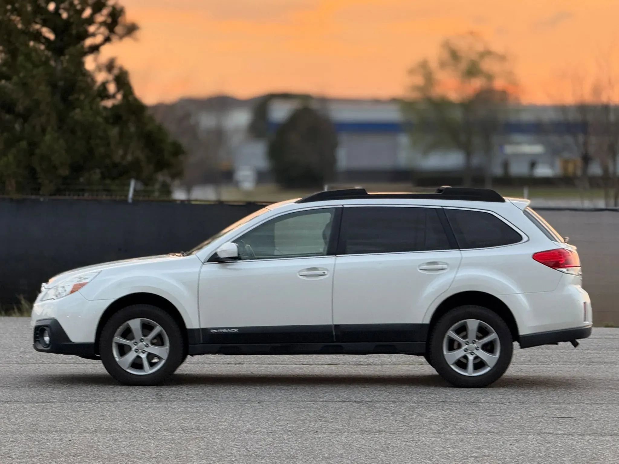 Used 2014 Subaru Outback 2.5i Premium AWD/4WD image 8