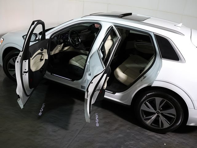 Used 2024 Audi Q8 e-tron Premium Plus w/ Premium Plus Package AWD/4WD image 5