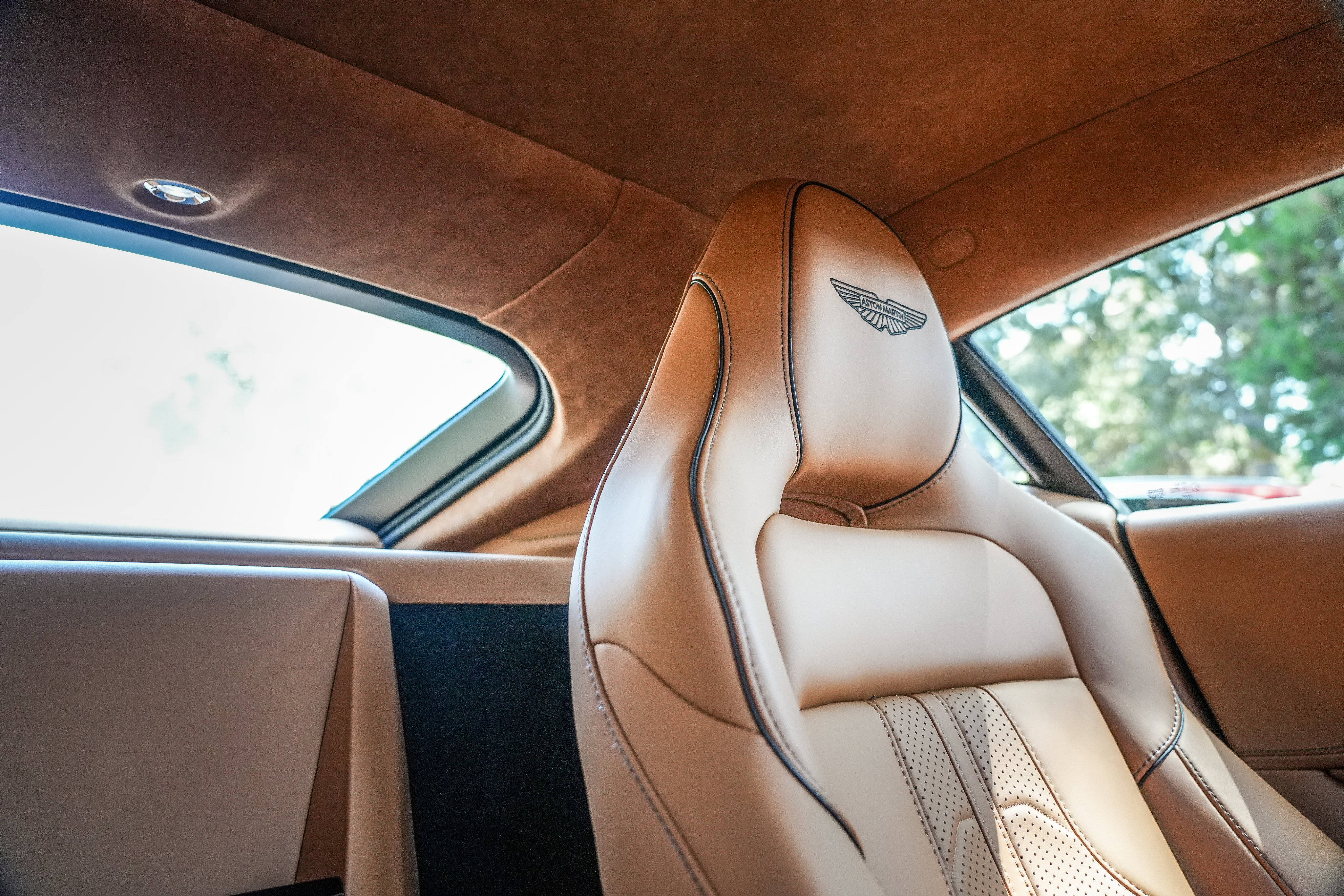 Used 2025 Aston Martin V8 Vantage Coupe RWD image 21