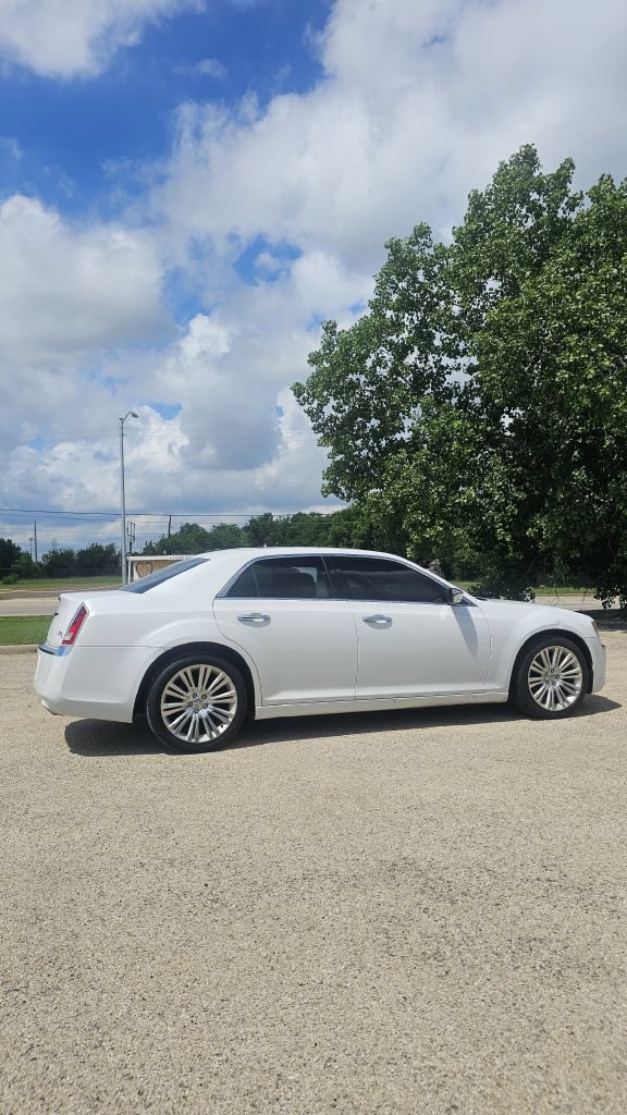 Used 2014 Chrysler 300 C RWD image 4