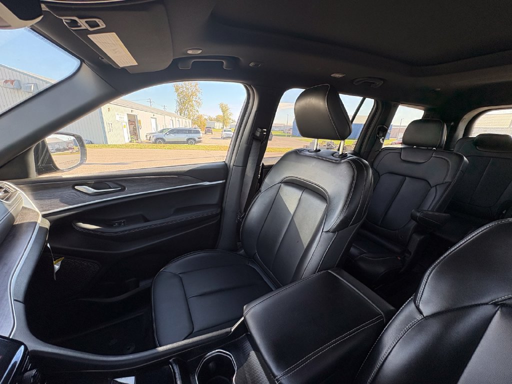 Used 2025 Jeep Grand Cherokee L Limited w/ Black Appearance Package AWD/4WD image 34