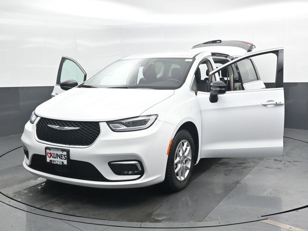 Used 2024 Chrysler Pacifica Touring-L FWD image 49