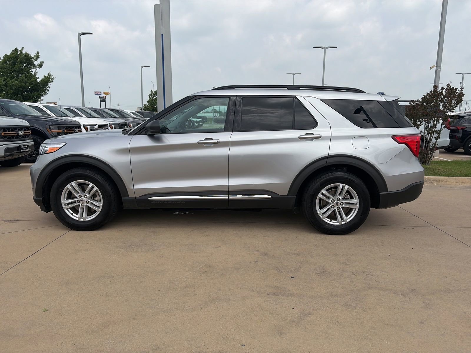 Used 2021 Ford Explorer XLT RWD image 2