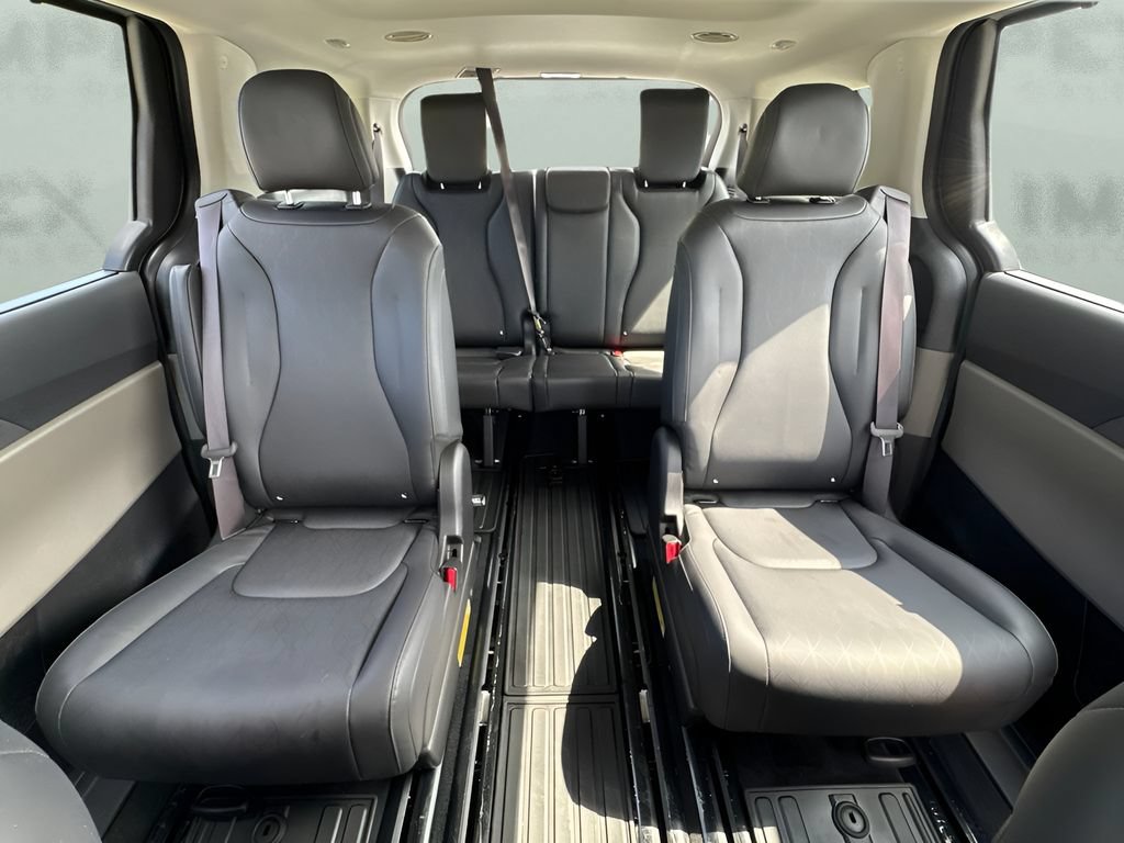 Used 2025 Kia Carnival SX FWD image 11