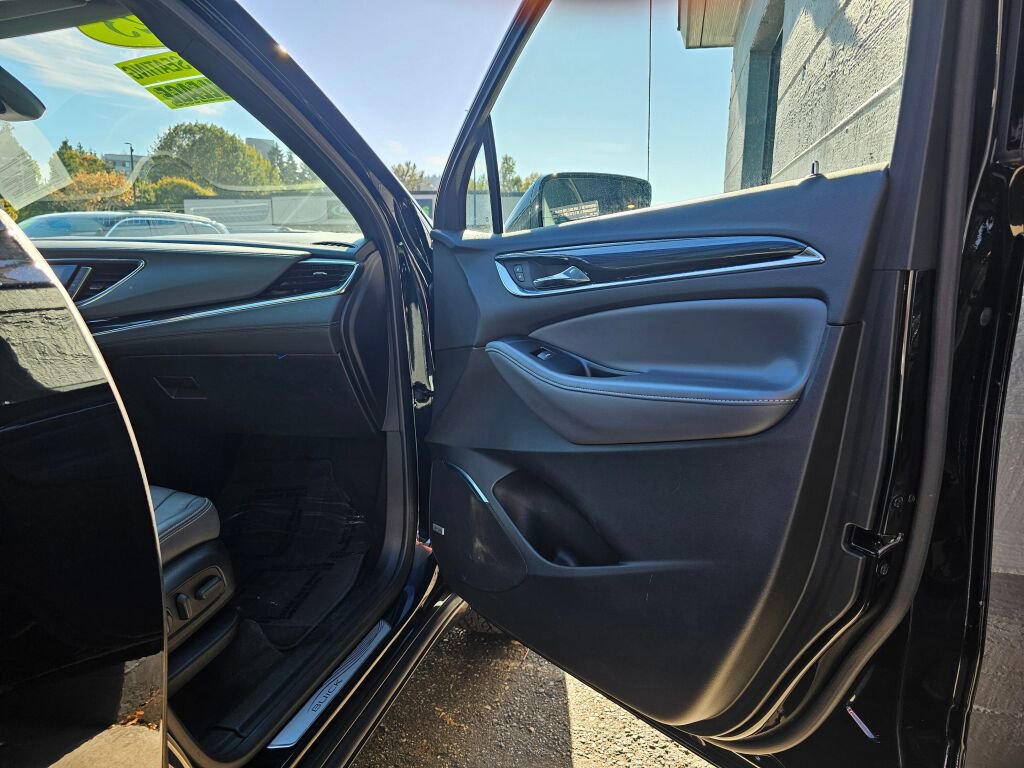 Used 2023 Buick Enclave Essence image 10