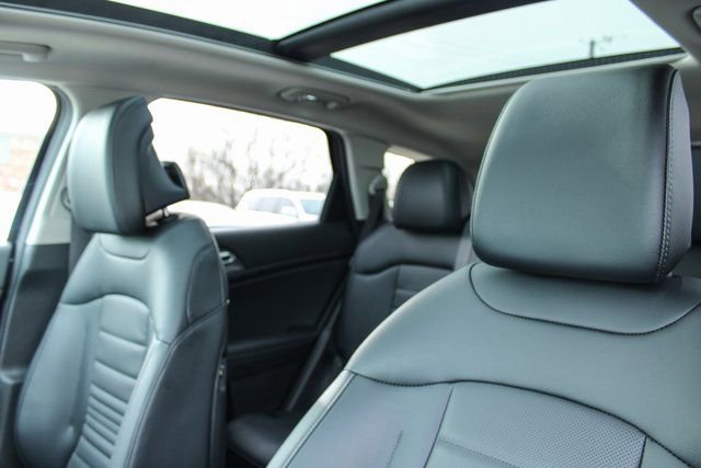 Used 2025 Kia Sportage SX image 15